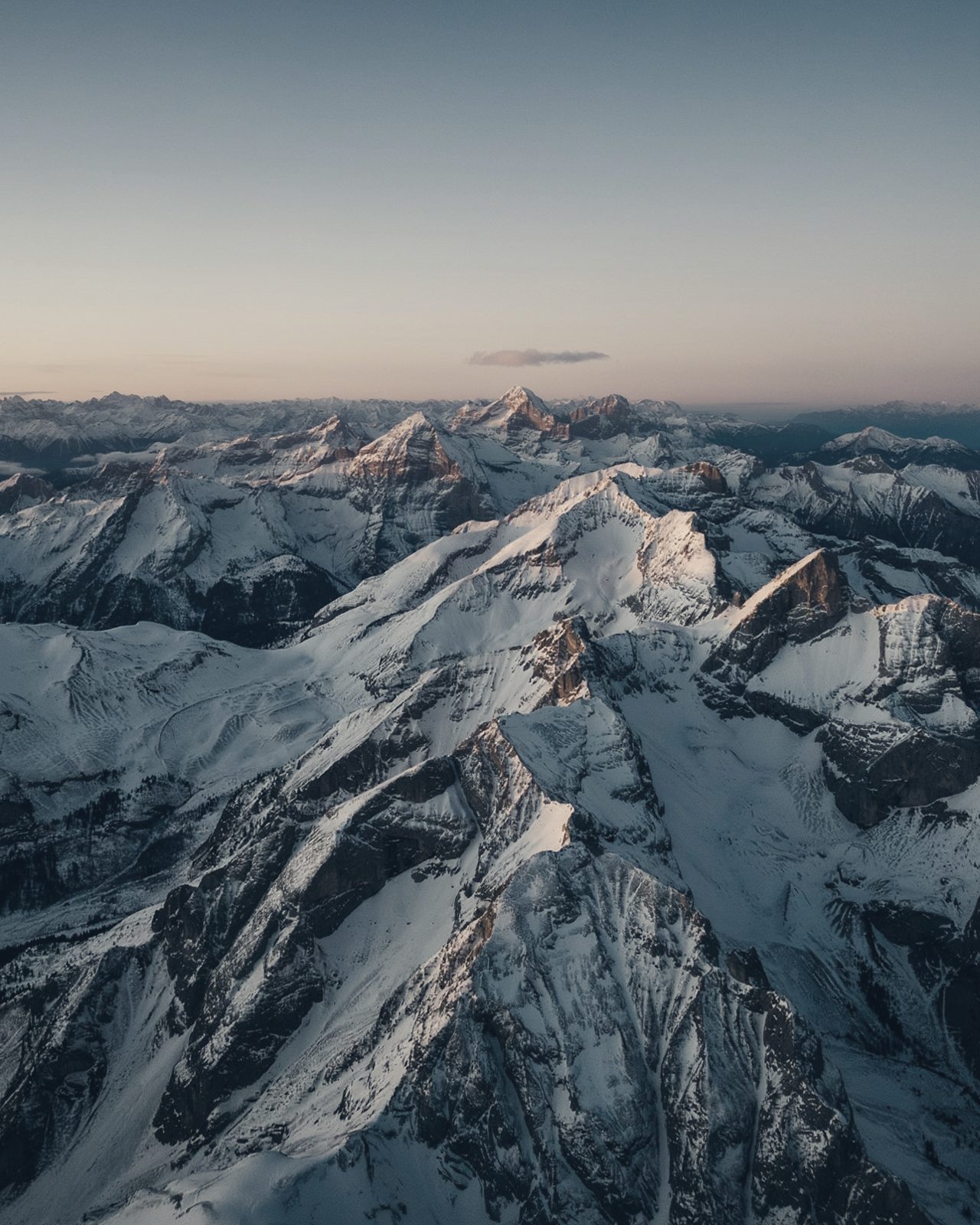 Verschneite Tiroler Berge im ersten Morgenlicht